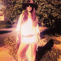 Alessandra Ambrósio usa shortinho e botas no festival Coachella, na Califórnia