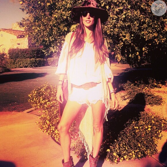 Alessandra Ambrósio usa visual estiloso no primeiro dia do Festival Coachella, na Califórnia, em 12 de abril de 2013