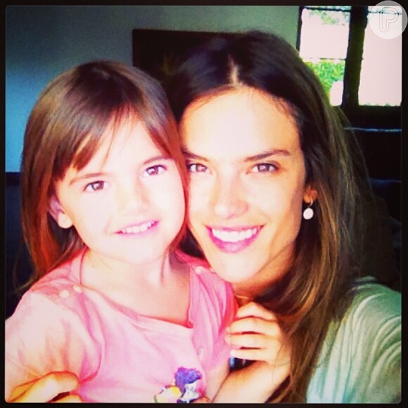 Alessandra Ambrósio posa com a filha, Anja, de 4 anos