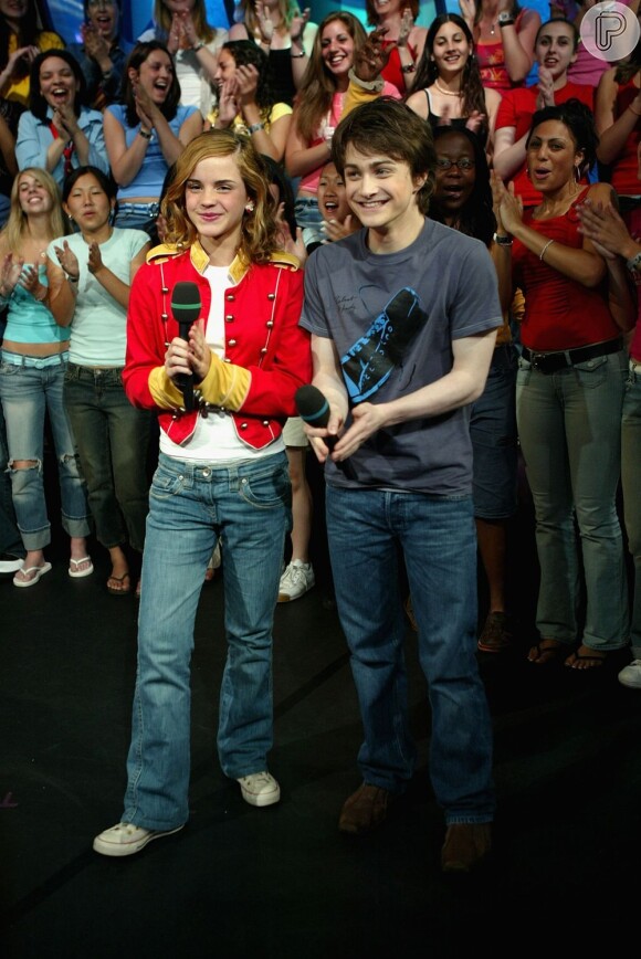 Emma usou uma roupa que lembra as antigas paquitas da Xuxa ao lado de Daniel Radcliffe em uma gravação nos estúdios da MTV em 2002