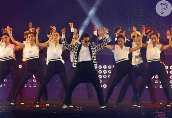 Psy faz coreografia de 'Gentleman'
