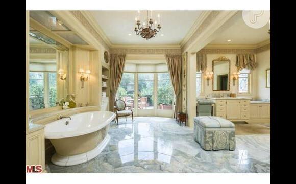 A mansão de Christina Aguilera possui oito banheiros