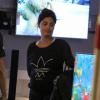 Juliana Paes passeia em shopping carioca sem maquiagem e exibe o barrigão de seis meses, em 15 de abril de 2013
