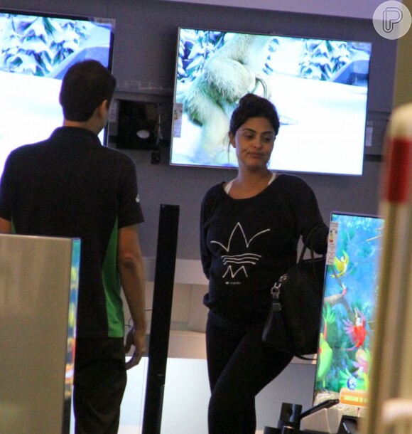 Juliana Paes passeia em shopping carioca sem maquiagem e exibe o barrigão de seis meses, em 15 de abril de 2013