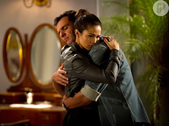 Morena (Nanda Costa) se encontra com Théo (Rodrigo Lombardi), mas não diz que teve uma filha dele, em cena de 'Salve Jorge'