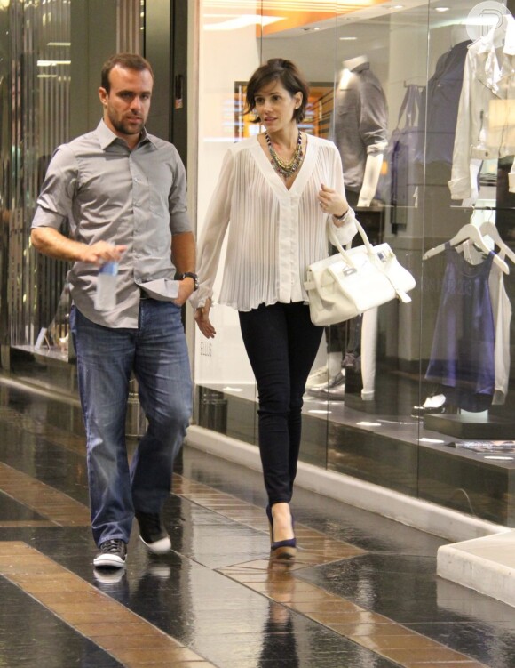 Roger e Deborah Secco são vistos juntos em shopping carioca