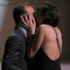 Roger Flores e Deborah Secco se beijam em público