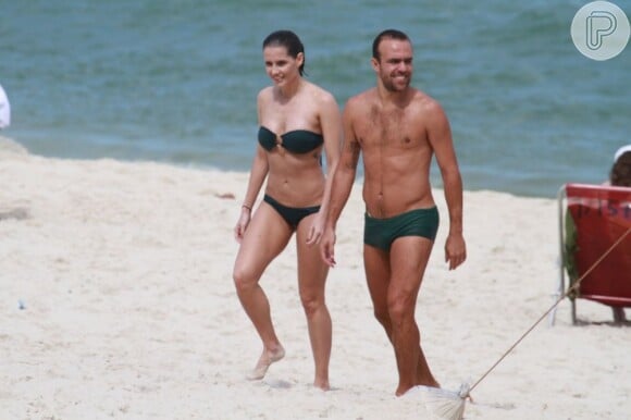 Roger Flores e Deborah Secco curtem praia juntos