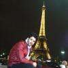 Gusttavo Lima está em Paris e aproveitou par visitar a Torre Eiffel, em 17 de abril de 2013