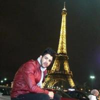 Gusttavo Lima posa em frente à Torre Eiffel, em Paris