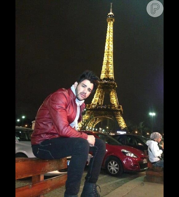 Gusttavo Lima está em Paris e aproveitou par visitar a Torre Eiffel, em 17 de abril de 2013