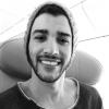 Gusttavo Lima publicou uma foto no Instagram já no avião e avisa: 'Partiu Paris'