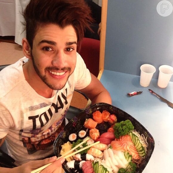 Gusttavo Lima posa comendo comida japonesa antes de participar do 'Programa do Ratinho', em março de 2013