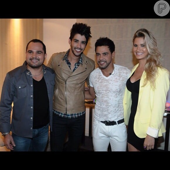 Gusttavo Lima e Andressa Suita posam com Zezé de Camargo e Luciano, em janeiro de 2013