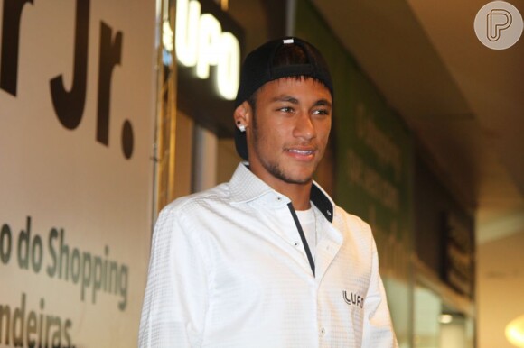 Neymar não pensa em jogar no exterior por causa do namoro com Bruna Marquezine, diz coluna 'Retratos da Vida', do jornal 'Extra', em 18 de abril de 2013