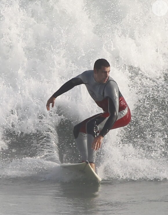 O surfe é o esporte predileto de Cauã Reymond