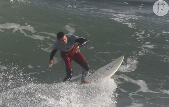 O ator adora surfar na praia da Macumba