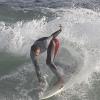Cauã reymond dá show de surfe