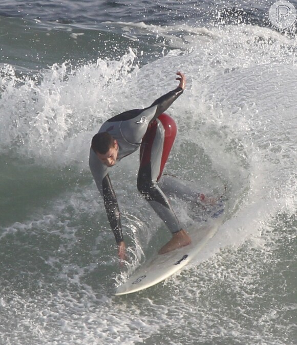 Cauã reymond dá show de surfe