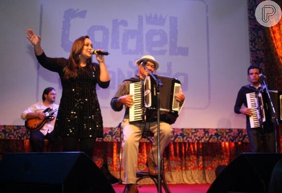 Liv Moraes se apresentando no palco com o pai, Dominguinhos
