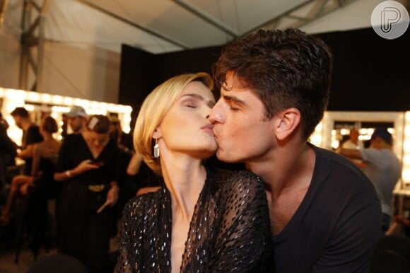 Yasmin Brunet revela no backstage do Fashion Rio que já está casada com o modelo Evandro Soldati