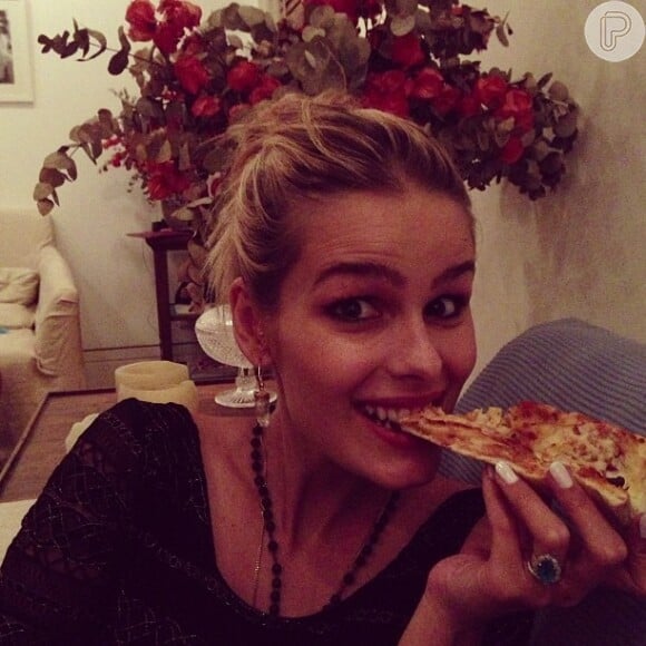 Depois de desfilar de biquíni no Fashion Rio, Yasmin Brunet prova que não é radical e posta uma foto comendo uma fatia de pizza na madrugada de sábado, dia 20 de abril de 2013: 'Nada melhor que pizza fria'