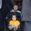 Harper Beckham, filha mais nova de David e Victoria Beckham, é empurrada pelo irmão Cruz
