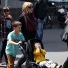 Victoria Beckham passeia com parte da família pelas ruas de Paris