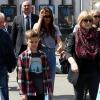 Victoria Beckham foi levar os filhos para visitar o pai, que está morando em Paris