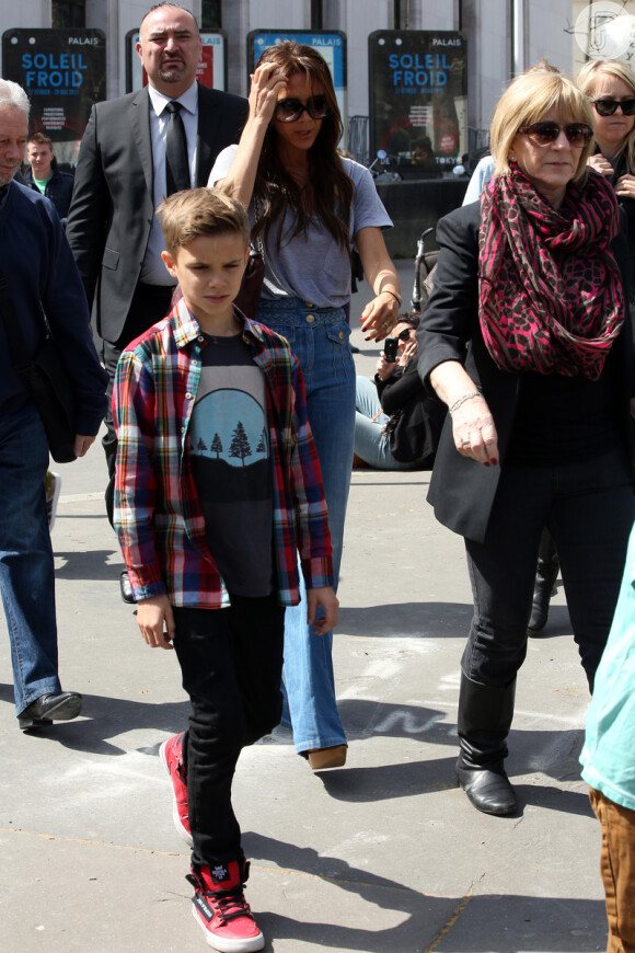Victoria Beckham foi levar os filhos para visitar o pai, que está morando em Paris