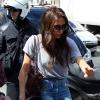 Victoria Beckham passeia por Paris enquanto a filha de um ano, Harper, esconde o rosto dos paparazzi, neste sábado, 20 de abril de 2013