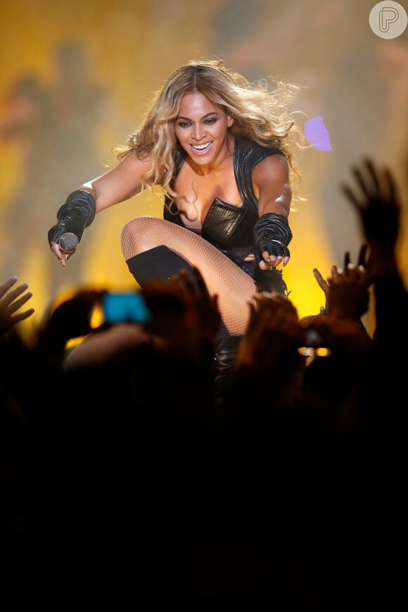 Beyoncé levou alguns 'carinhos' de fãs fora de controle no show de estreia de sua turnê mundial, 'The Mrs. Carter Show'. O vídeo foi publicado na sexta-feira, 19 de abril de 2013