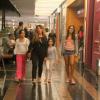 Elba Ramalho passeia com as filhas, Maria Esperança, Maria Paula e Maria Clara em um shopping do Rio, em 21 de abril de 2013