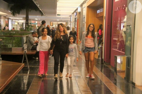 Elba Ramalho passeia com as filhas, Maria Esperança, Maria Paula e Maria Clara em um shopping do Rio, em 21 de abril de 2013