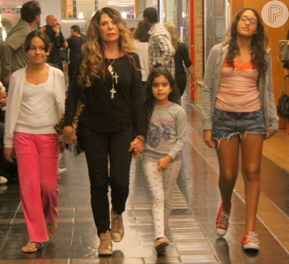 Elba Ramalho passeia com as filhas, Maria Esperança, Maria Paula e Maria Clara em um shopping do Rio, em 21 de abril de 2013