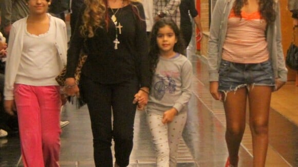 Elba Ramalho passeia com as filhas, as três Marias, em shopping do Rio