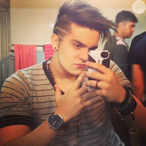 Luan Santana corta o cabelo e exibe o novo visual no Instagram, em 21 de abril de 2013