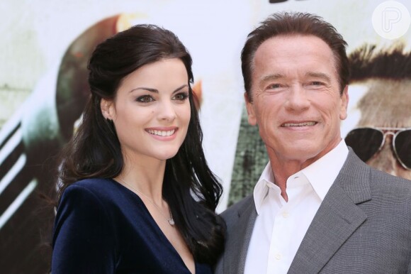 Arnold Schwarzenegger posa com Jamie Alexander, que também integra o elenco do filme 'O Último Desafio'
