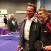 Arnold Schwarzenegger posa com jogadores de tênis de mesa na versão europeia da 'Arnold Classic'