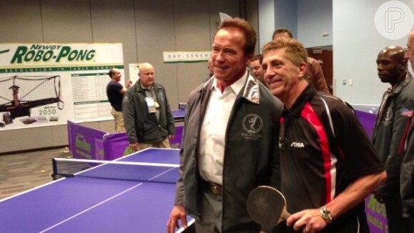 Arnold Schwarzenegger posa com jogadores de tênis de mesa na versão europeia da 'Arnold Classic'