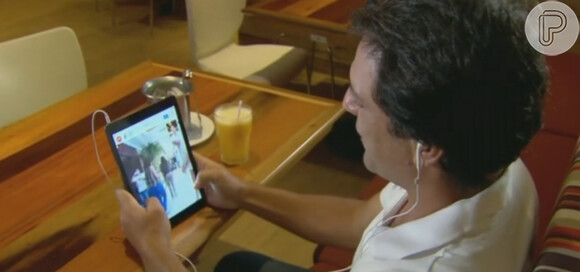 Rodrigo Lombardi usou um tablet para conversar com Angélica enquanto a aguardava em uma lanchonete localizada em um shopping do Rio de Janeiro. O ator está no elenco da próxima novela das onze da TV Globo, 'Verdades Secretas'