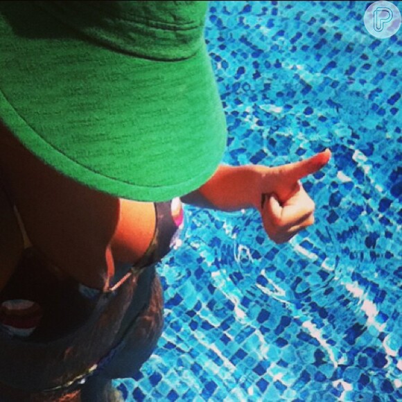 Fernanda Souza mostra corpo em dia em piscina