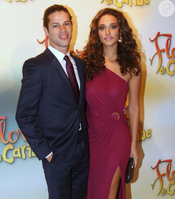 Débora Nascimento e José Loreto começaram a namorara durante as gravações da novela 'Avenida Brasil', em 2012