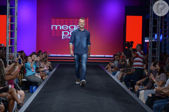 Paulinho Vilhena desfila com noiva de Gusttavo Lima em evento de moda, nesta terça-feira, 3 de março de 2015