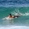 Rodrigo Hilbert surfa na praia do Leblon, no Rio