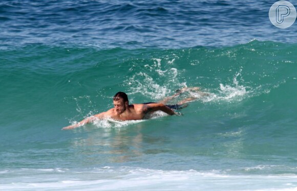 Rodrigo Hilbert surfa na praia do Leblon, no Rio
