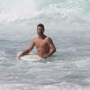 Rodrigo Hilbert aproveita boas ondas para surfar