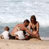 Rodrigo Hilbert e Fernanda Lima brincam com os filhos, João e Francisco, de 5 anos, em praia do Rio, em 24 de abril de 2013