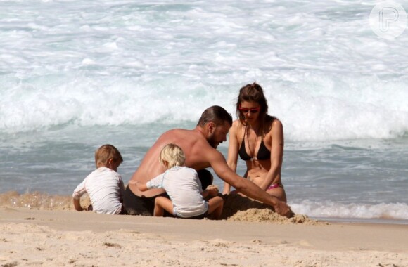 Rodrigo Hilbert e Fernanda Lima brincam com os filhos, João e Francisco, de 5 anos, em praia do Rio, em 24 de abril de 2013