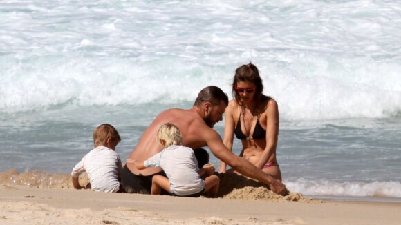 Fernanda Lima e Rodrigo Hilbert brincam com os filhos em praia do Rio